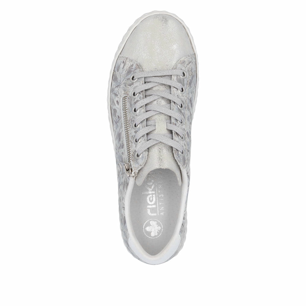 Baskets basses Rieker argent pour femme N0900-90 avec motif floral. Chaussure vue de dessus.