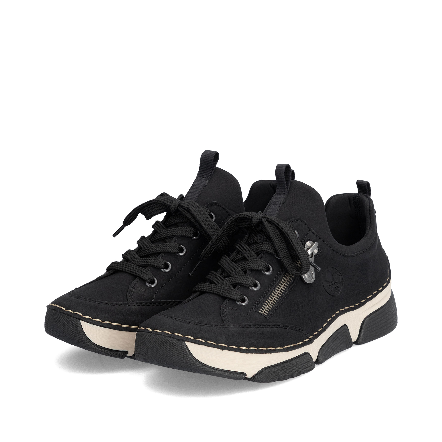 Mocassins Rieker noirs pour femme 45973-00 avec bande élastique. Chaussures inclinées sur le côté.