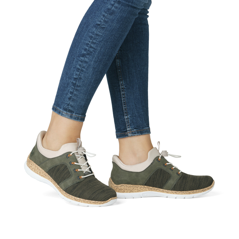 Chaussons Rieker verts pour femme N42G4-54 avec fonction slip-in Ready2GO. Chaussure au pied.