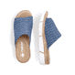Schieferblaue Rieker Damen Pantoletten V2377-14 mit Buchstabenmuster. Schuh von oben, liegend.