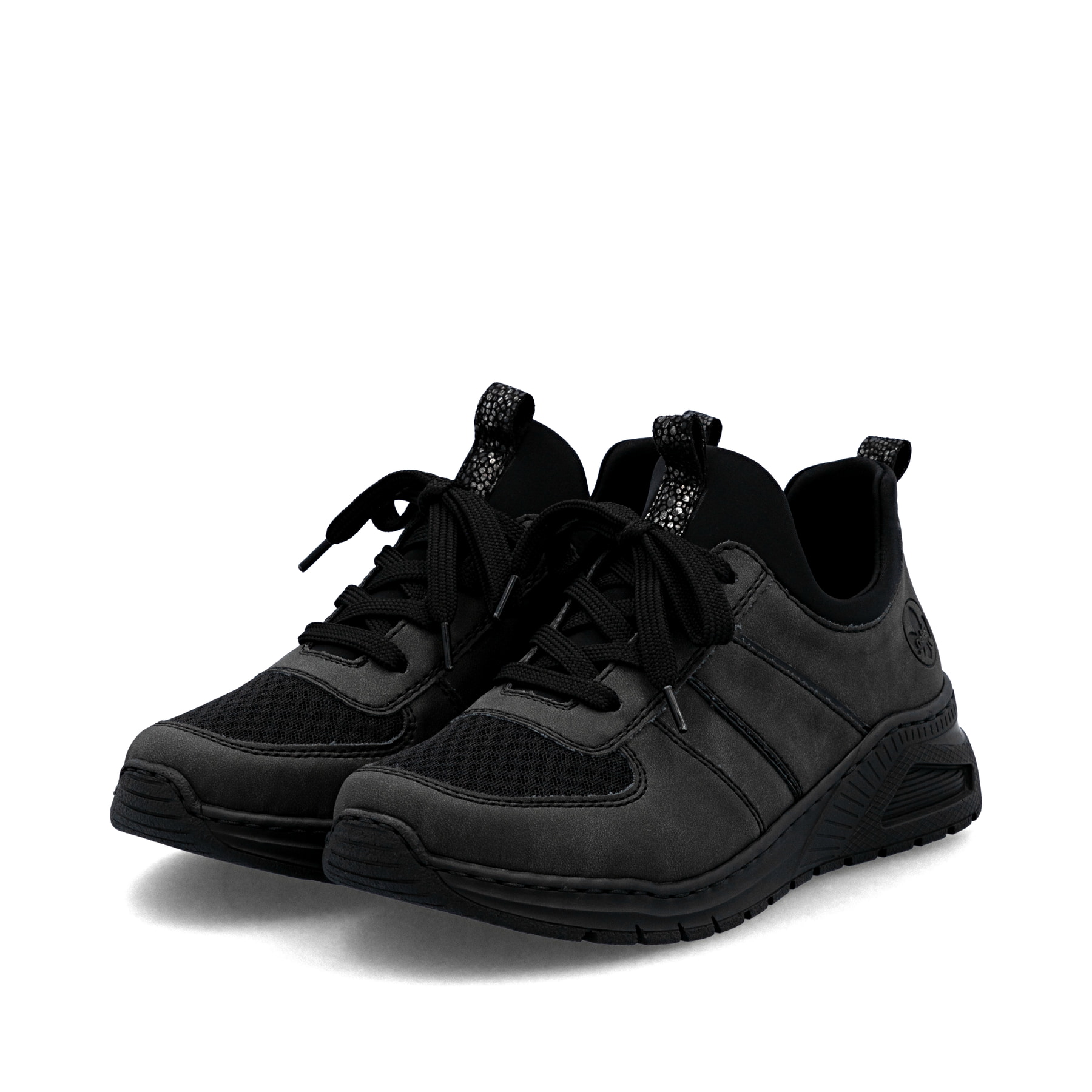 Dunkelgraue Rieker Damen Slipper M4970-45 mit einem Gummizug sowie Extraweite H. Schuhpaar seitlich schräg.