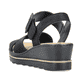 Schwarze Rieker Keilsandaletten 67463-00 mit trendigen Schnalle. Schuh von hinten.