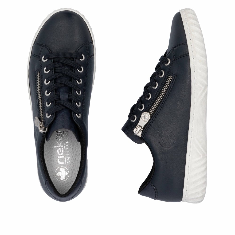 Baskets basses Rieker bleues pour femme N0900-14 en cuir lisse. Chaussure vue de dessus, couchée.