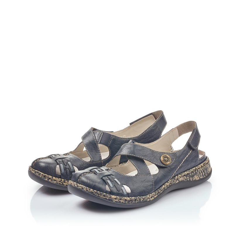 Blaue Rieker Ballerinas 46377-14 mit einem Klettverschluss. Schuhpaar seitlich schräg.