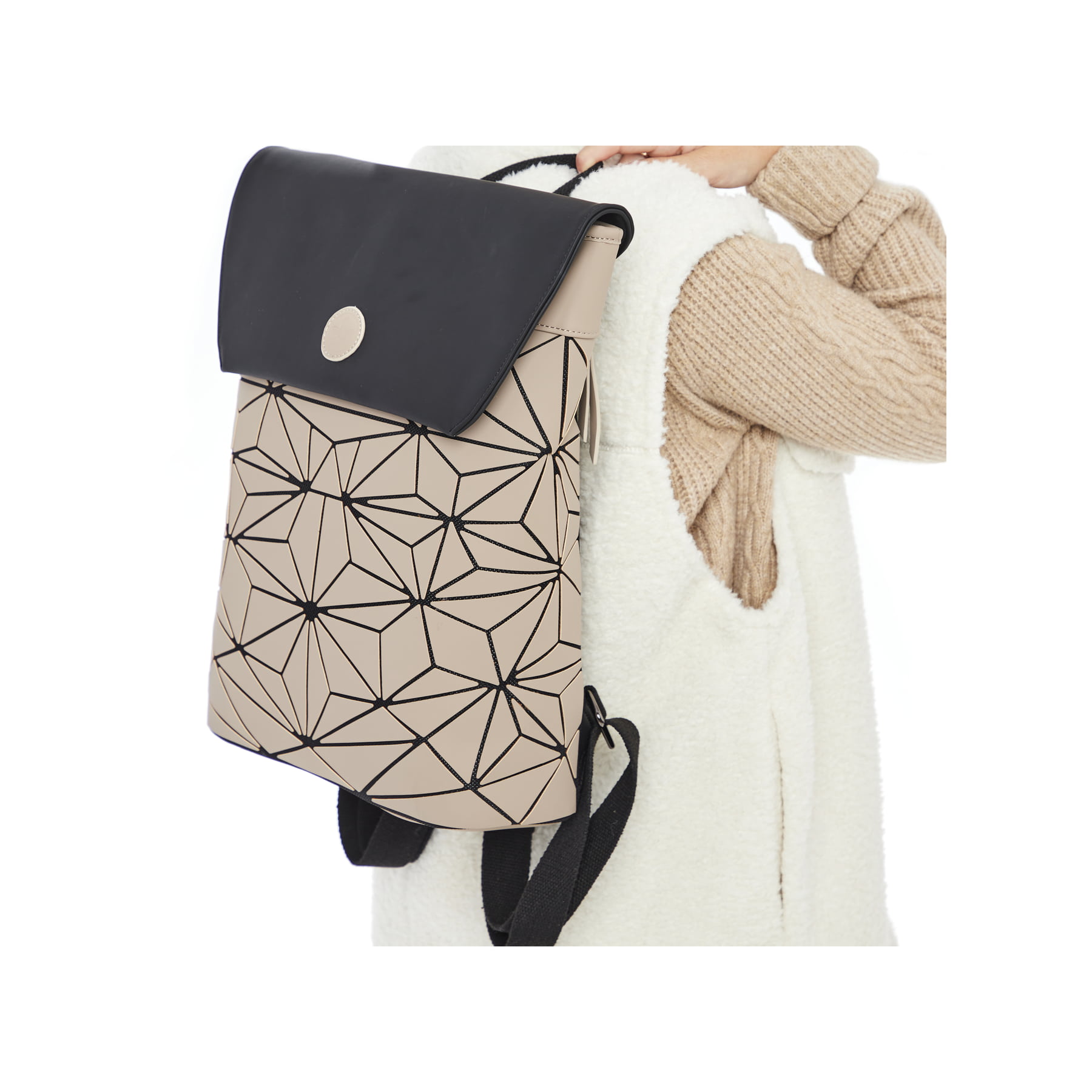 Sac à dos Rieker H1391-62 en beige avec motif stylé, finition mate, fermeture magnétique, poche pour téléphone portable et ordinateur portable. Porté.