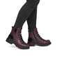 Weinrote Rieker Damen Biker Boots Z9152-35 mit Deko-Reißverschluss. Schuh am Fuß.