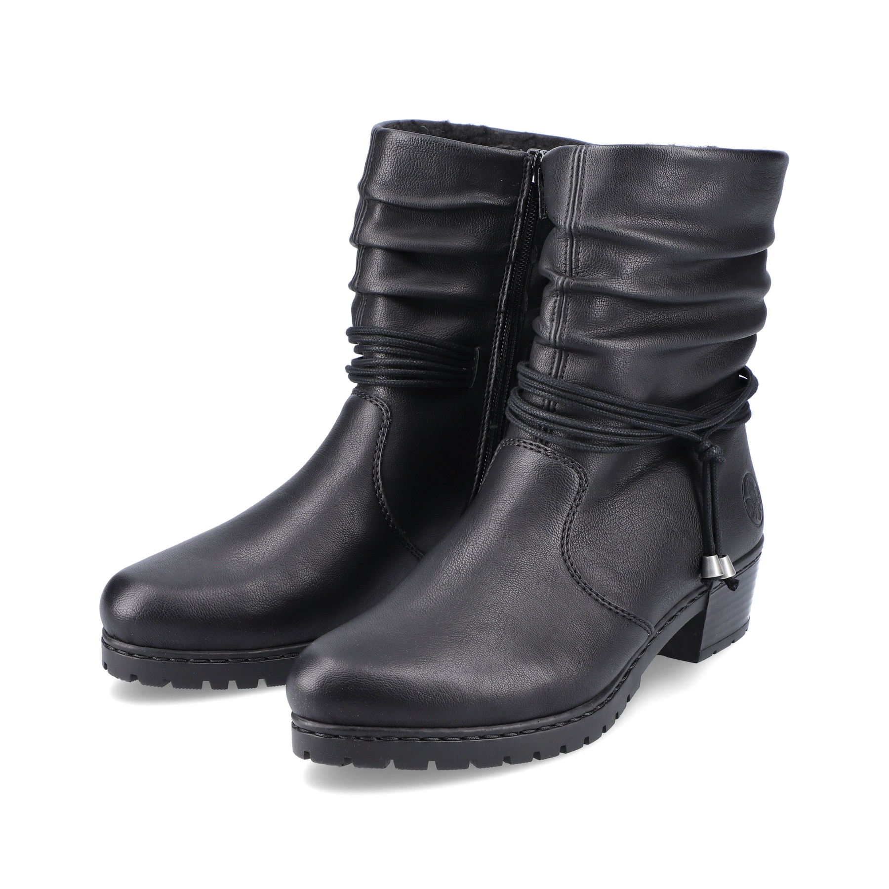 Tiefschwarze Rieker Damen Stiefeletten Y17R2-00 mit Reißverschluss sowie Blockabsatz. Schuhpaar schräg.