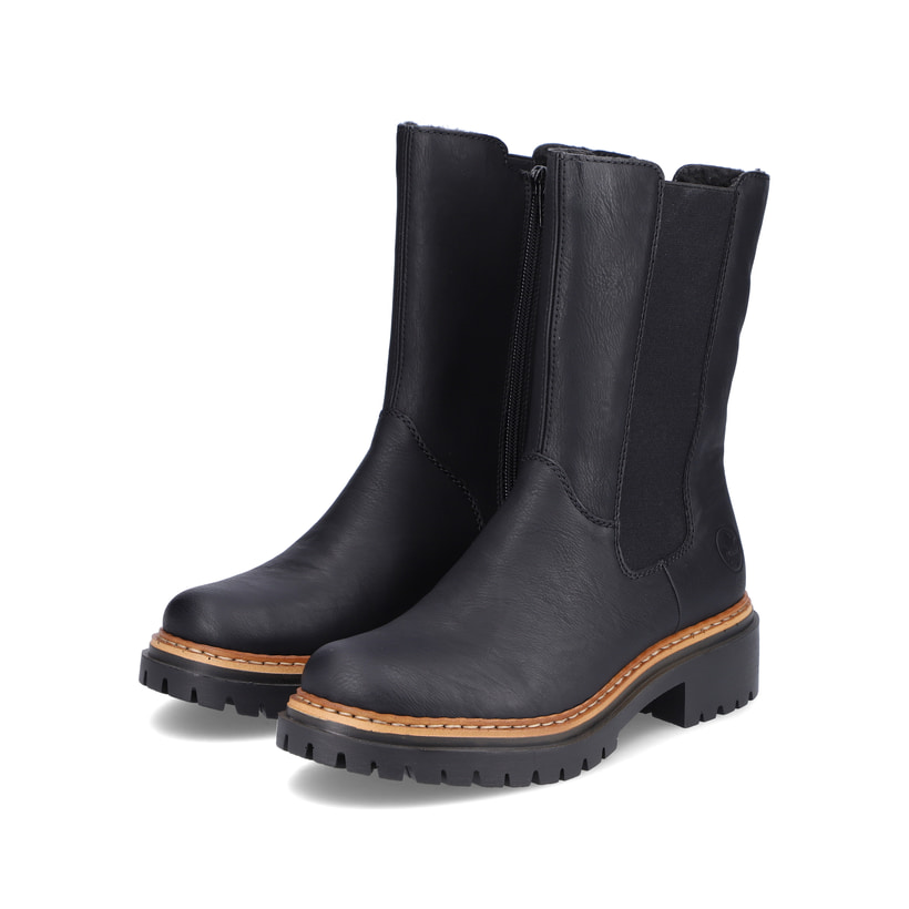 Nachtschwarze Rieker Damen Chelsea Boots 72683-00 mit einer schockabsorbierenden Sohle. Schuhpaar schräg.