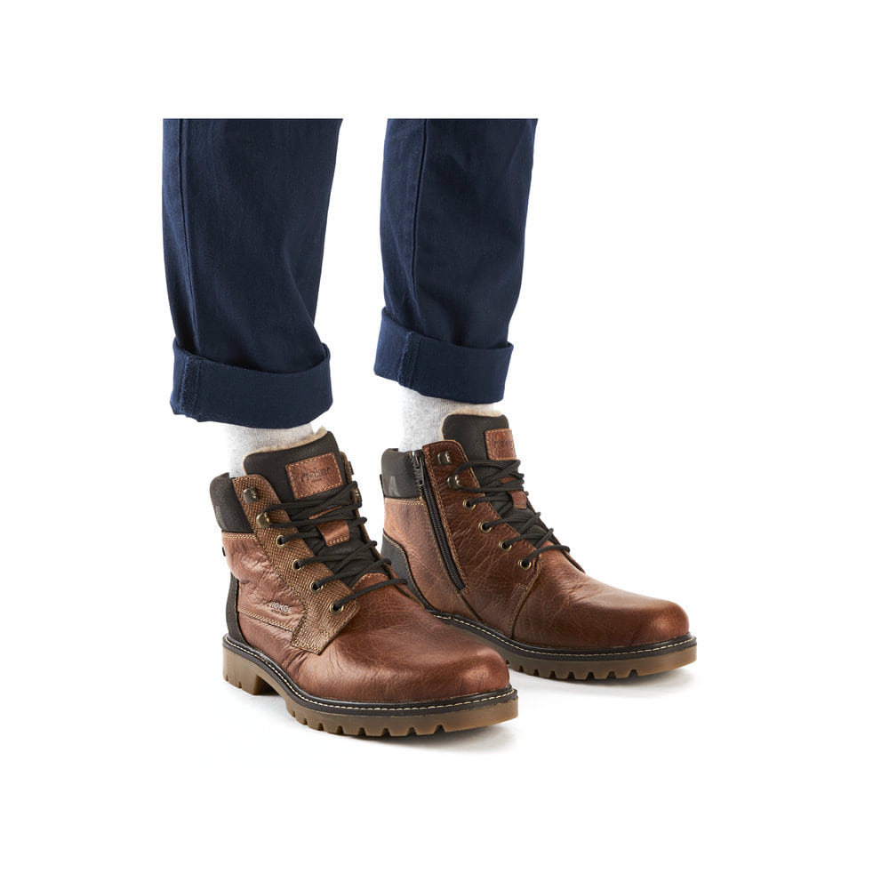 Braune Rieker Herren Schnürstiefel 38832-22 mit wasserabweisender TEX-Membran. Schuh am Fuß.