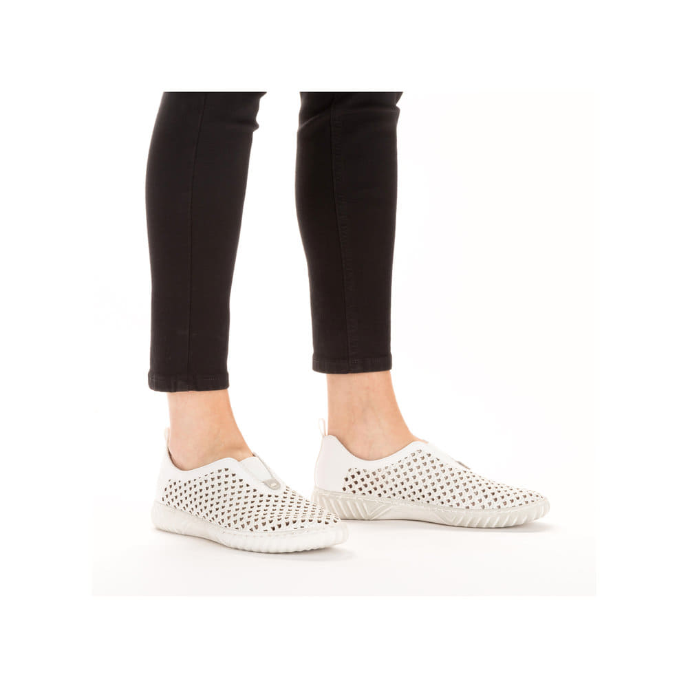 Chaussons Rieker blancs pour femme N0965-80 en optique Ã  trous. Chaussure au pied.