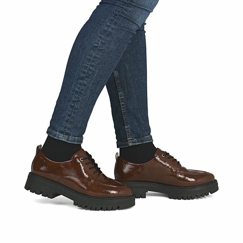 Braune Rieker Damen Schnürschuhe 47500-25 mit einer extra weichen Decksohle. Schuh am Fuß.