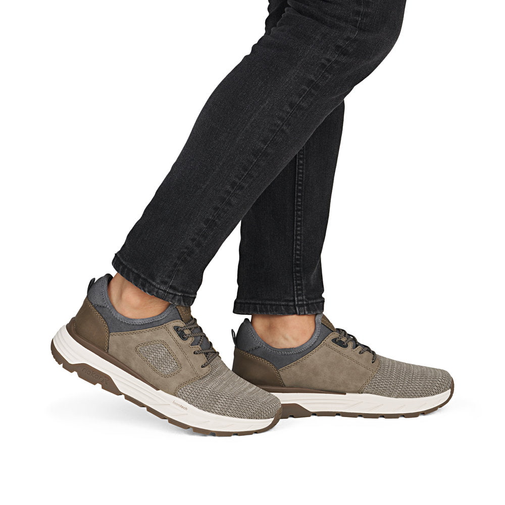 Beige Rieker Herren Slipper 06150-64 mit einem Gummizug sowie einem Gel-Fußbett. Schuh am Fuß.