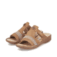 Braune Rieker Damen Pantoletten V2850-24 mit modischen Flechtelementen. Schuhpaar seitlich schräg.
