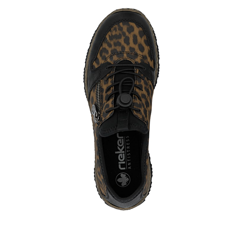 Braunschwarze Rieker Damen Slipper N32G0-90 mit Leo-Print sowie einem Gummizug. Schuh von oben.