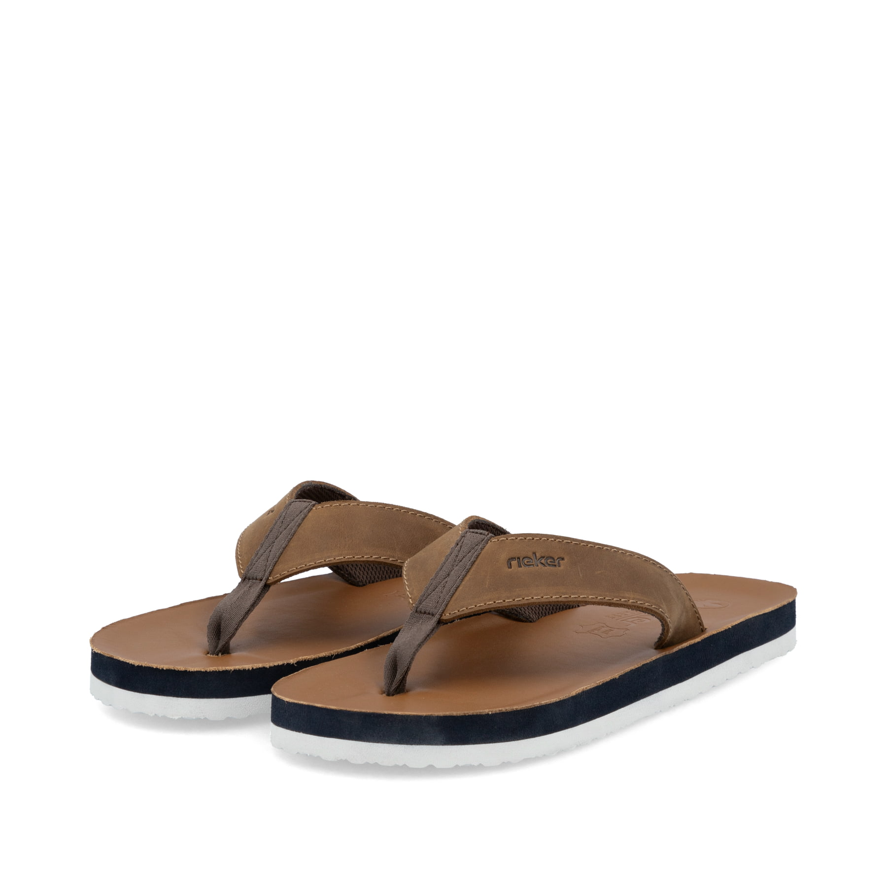 Braune Rieker Herren Zehentrenner 20152-26 mit der Komfortweite G. Schuhpaar seitlich schräg.