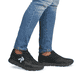 Schwarze Rieker Herren Sneaker Low 09100-00 mit einer Gummischnürung. Schuh am Fuß.