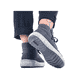 Graue Rieker Damen Schnürschuhe Z6611-45 mit einer robusten Profilsohle. Schuh am Fuß