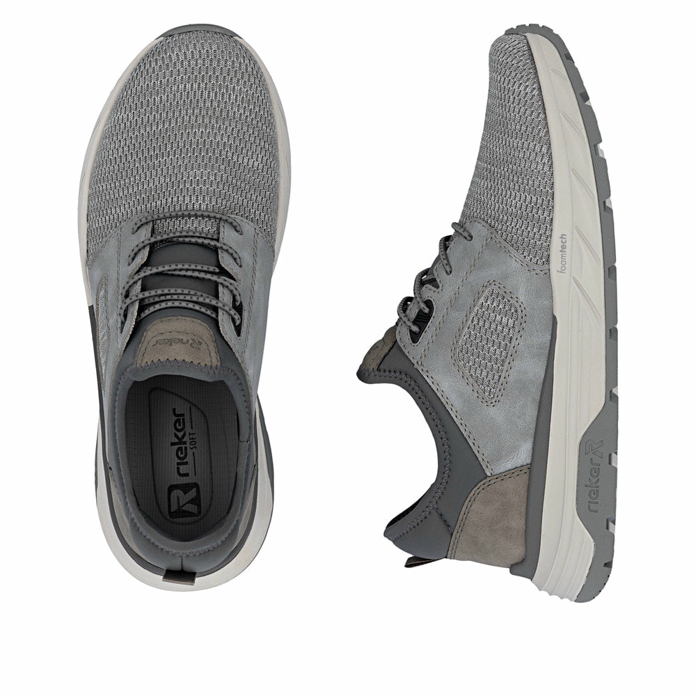 Graue Rieker Herren Slipper 06150-40 mit einem Gummizug sowie einem Gel-Fußbett. Schuh von oben, liegend.