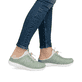 Grüne Rieker Damen Clogs M5056-52 mit einem Gummizug sowie einer flexiblen Sohle. Schuh am Fuß.