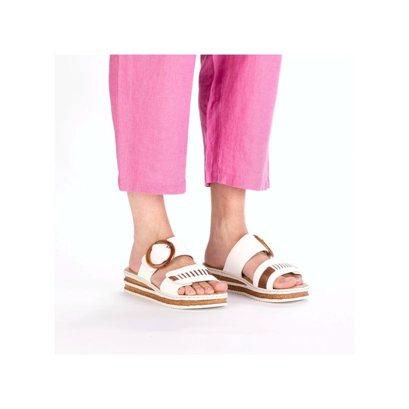 Weiße Rieker Damen Pantoletten 62993-80 mit trendigen Schnalle. Schuh am Fuß.