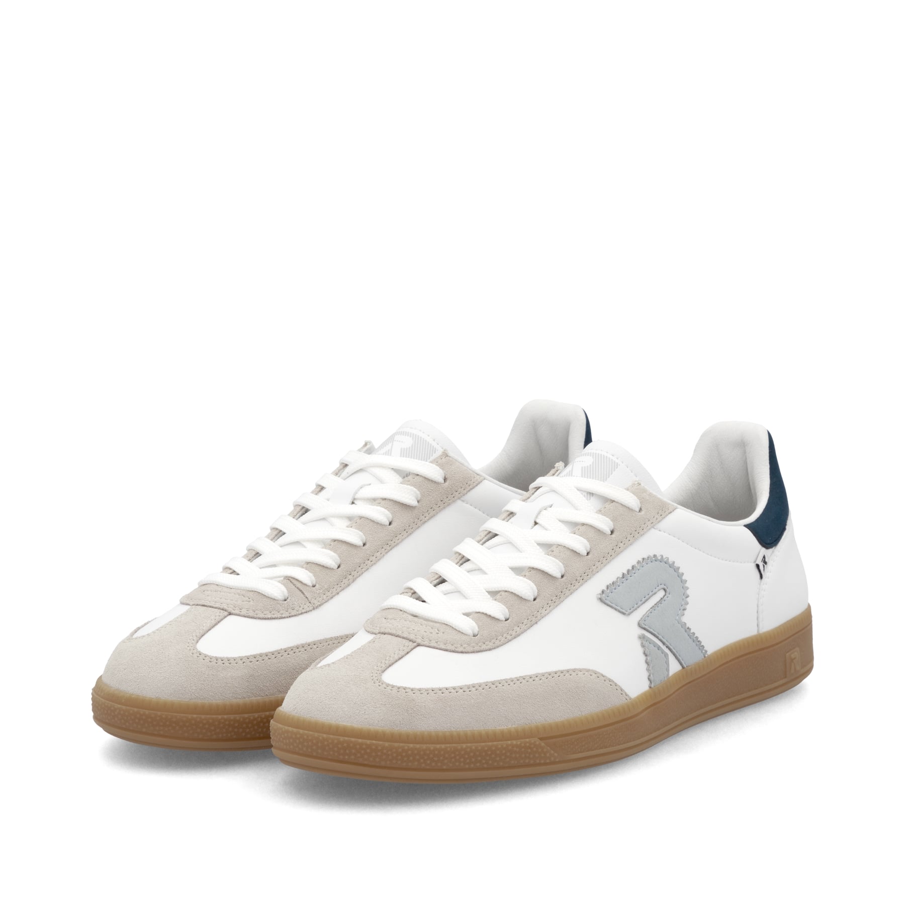 Weiße Rieker Herren Sneaker Low U2200-82 mit einer Schnürung. Schuhpaar seitlich schräg.