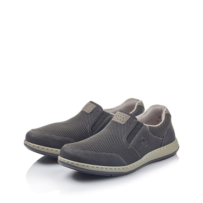 Schwarze Rieker Herren Slipper 17363-00 mit einem Gummizug sowie Extraweite H. Schuhpaar seitlich schräg.