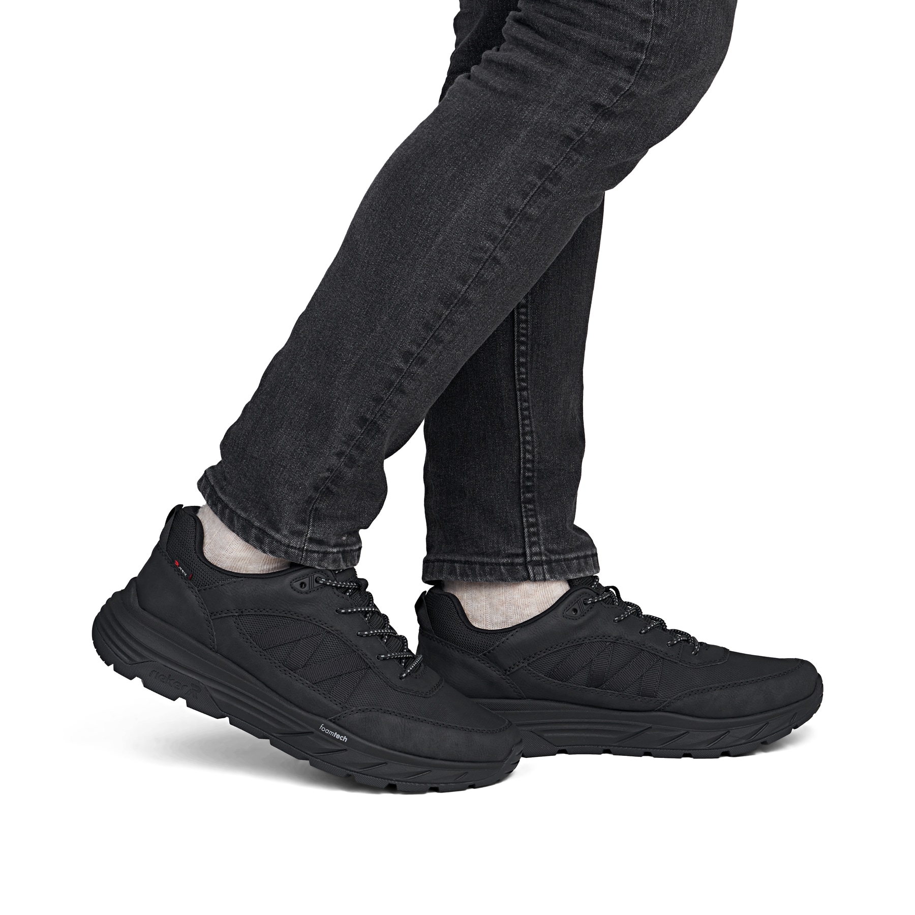 Mocassins Rieker noirs hommes 06155-00 avec membrane RiekerTEX hydrofuge. Chaussure au pied.