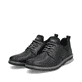 Schwarze Rieker Herren Slipper 14450-00 mit Gummizug sowie Komfortweite G 1/2. Schuhpaar seitlich schräg.