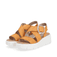 Orangene Rieker Keilsandaletten W1550-38 mit flexibler und ultra leichter Sohle. Schuhpaar seitlich schräg.