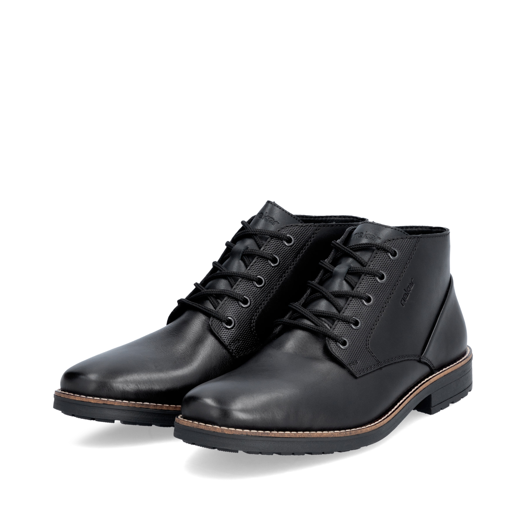 Schwarze Rieker Herren Schnürstiefel 33207-00 aus Glattleder mit einer Schnürung. Schuhpaar seitlich schräg.
