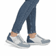 Baskets basses Rieker bleues pour femme 49010-12 en cuir lisse. Chaussure au pied.