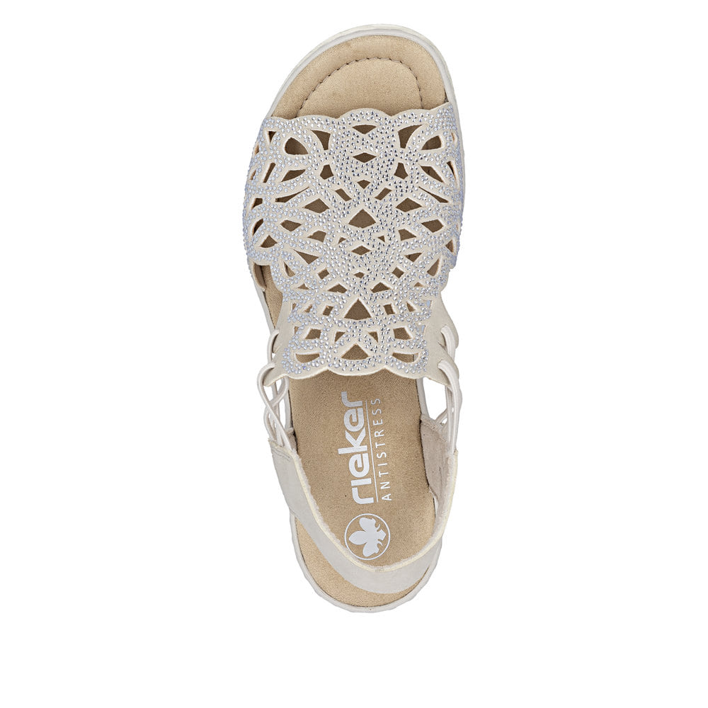 Beige Rieker Keilsandaletten 67465-62 mit Strasssteinen sowie einem Gummizug. Schuh von oben.