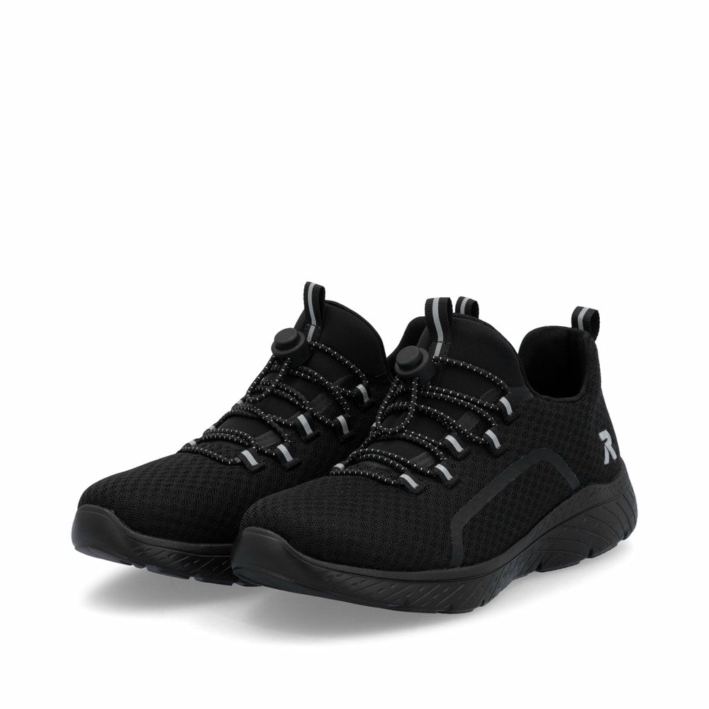 Schwarze Rieker Damen Slipper M5070-00 mit einem Gummizug sowie flexibler Sohle. Schuhpaar seitlich schräg.