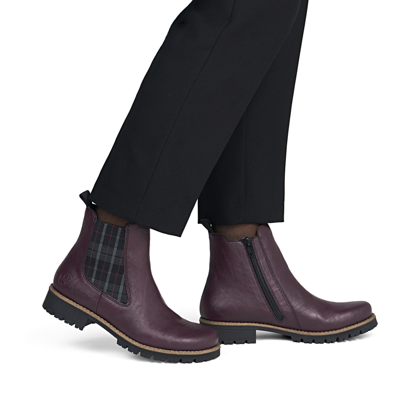 Brombeer-schwarze Rieker Damen Chelsea Boots 79592-30 mit einem Reißverschluss. Schuh am Fuß.