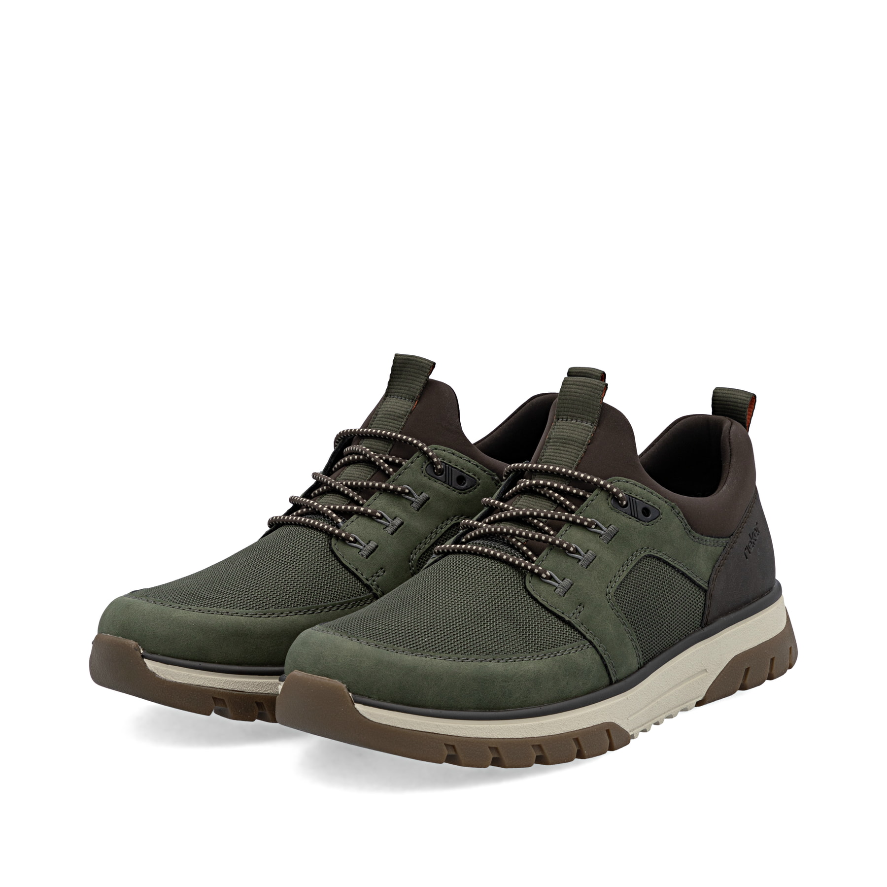 Grünbraune Rieker Herren Slipper B9351-54 mit einem Gummizug sowie Extraweite H. Schuhpaar seitlich schräg.