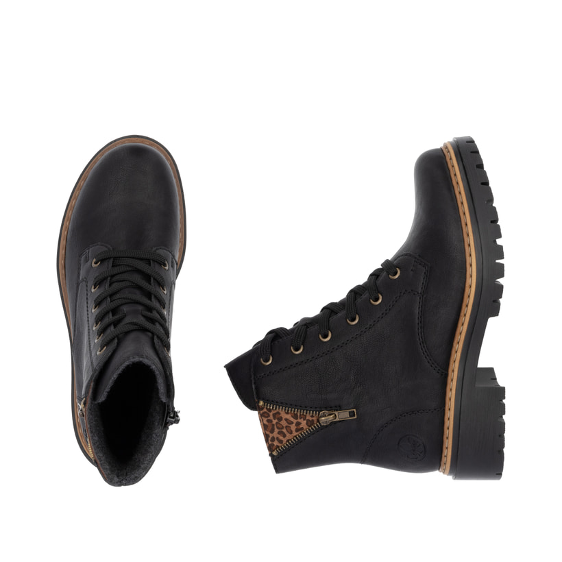 Schwarze Rieker Damen Biker Boots 72617-00 mit Deko-Reißverschluss. Schuh von oben, liegend.