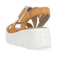 Orangene Rieker Keilsandaletten W1550-38 mit flexibler und ultra leichter Sohle. Schuh von hinten.