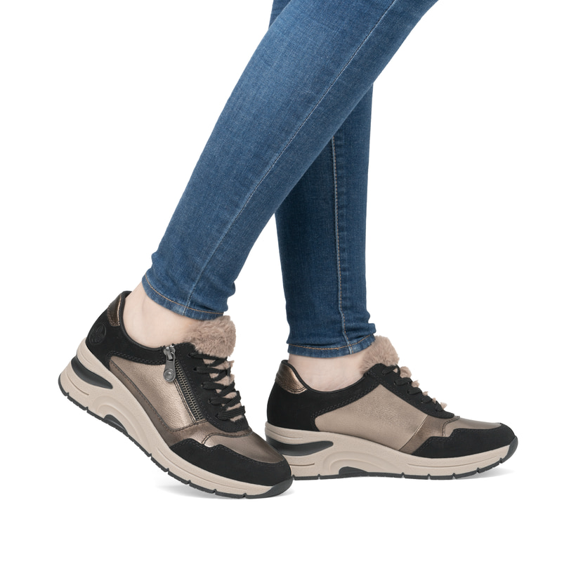 Beige Rieker Damen Sneaker Low N9301-90 mit Bronze-Finish sowie Reißverschluss. Schuh am Fuß.