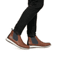 Kastanienbraune Rieker Herren Chelsea Boots 14752-24 mit Elastikeinsatz. Schuh am Fuß.