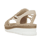 Beigebraune Rieker Damen Sandalen V1268-64 mit floralem Muster sowie Gummizug. Schuh von hinten.