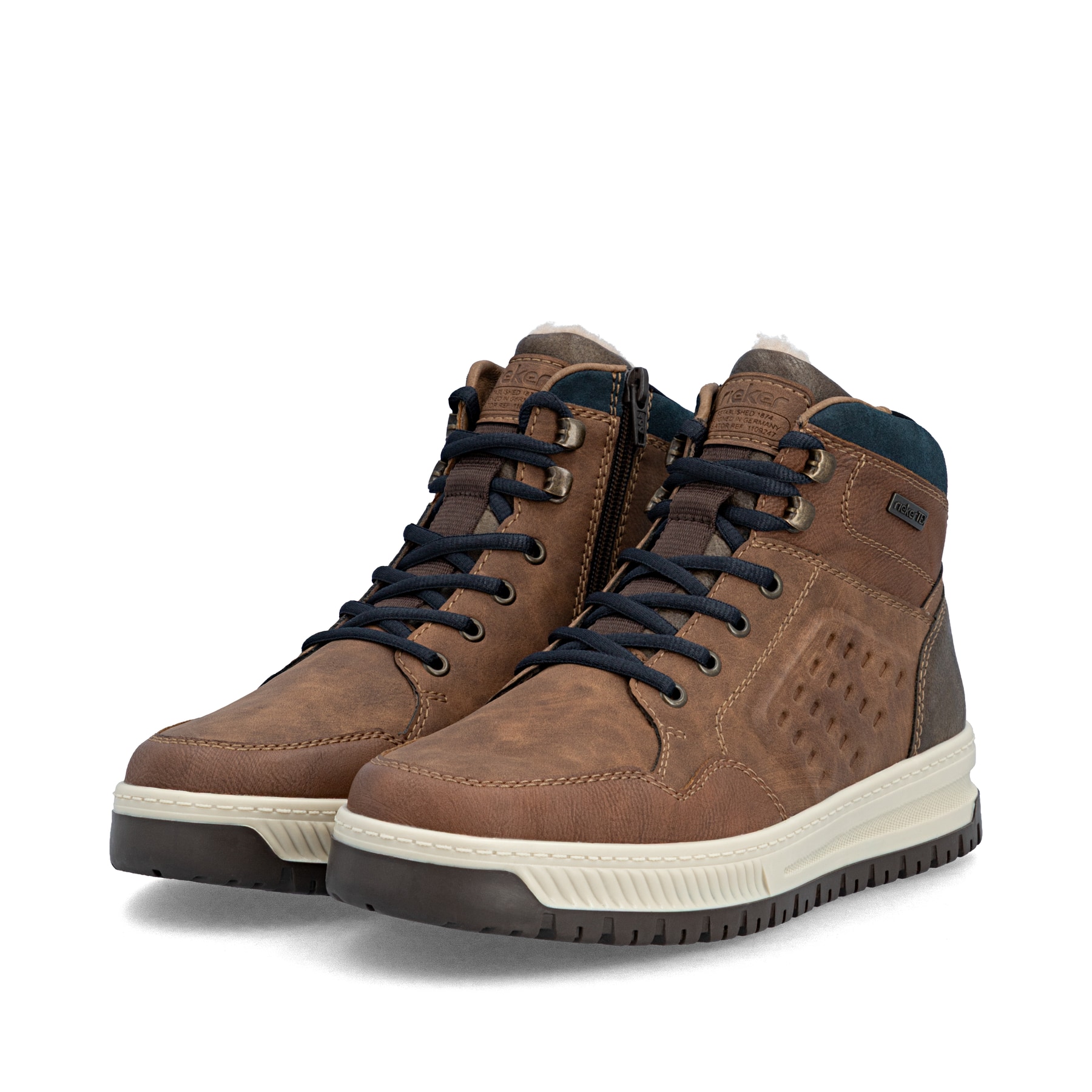 Braune Rieker Herren Schnürstiefel 38504-24 mit wasserabweisender TEX-Membran. Schuhpaar seitlich schräg.