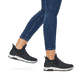 
Marineblaue Rieker Damen Slipper M0053-14 mit einer schockabsorbierenden Sohle. Schuh am Fuß