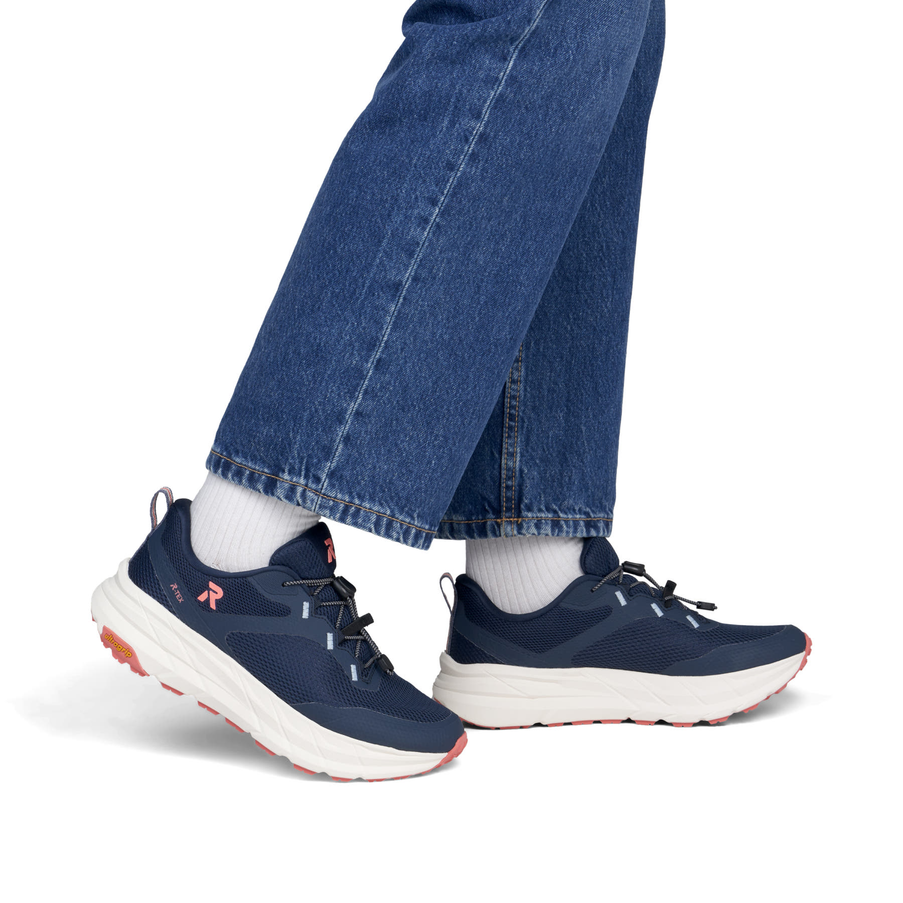Blaue Rieker Sport Damen Sneaker Low W4502-14. Schuh am Fuß.