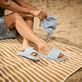 Blaue Rieker Damen Pantoletten W3250-12 mit flexibler und ultraleichter Sohle. Schuh am Model.