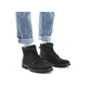 
Tiefschwarze Rieker Herren Schnürstiefel 33640-01 mit einer robusten Profilsohle. Schuh am Fuß