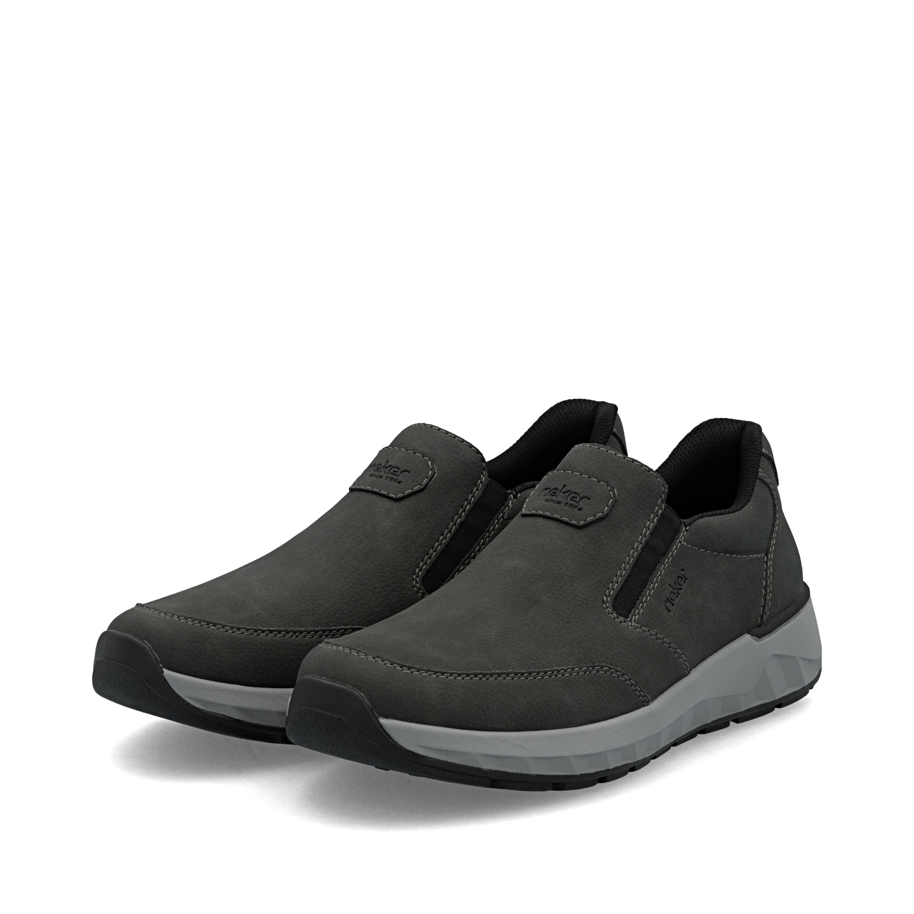 Dunkelgraue Rieker Herren Slipper 11550-45 mit einem Gummizug sowie Extraweite H. Schuhpaar seitlich schräg.