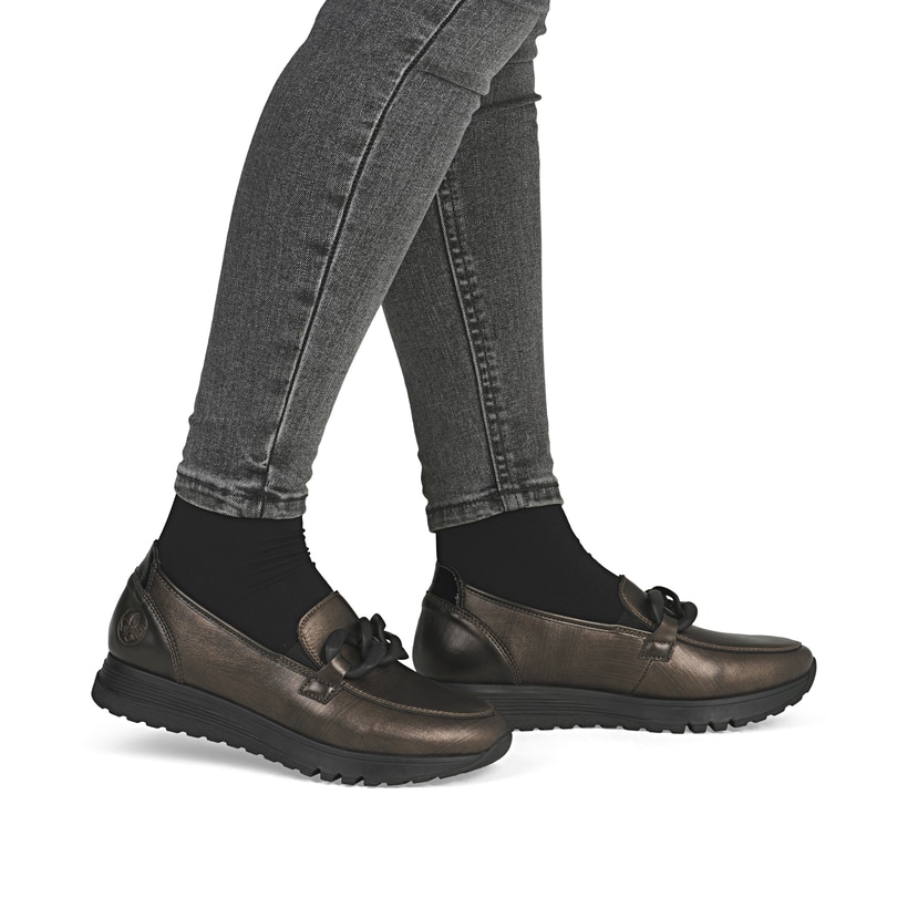 Mocassins Rieker marron pour femme 49051-25 en cuir lisse. Chaussure au pied.