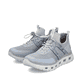 Blaue Rieker Damen Sneaker Low M6061-12 mit einem Gummizug sowie Komfortweite G. Schuhpaar seitlich schräg.