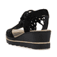 Schwarze Rieker Keilsandaletten 67465-00 mit einem Gummizug. Schuh von hinten.