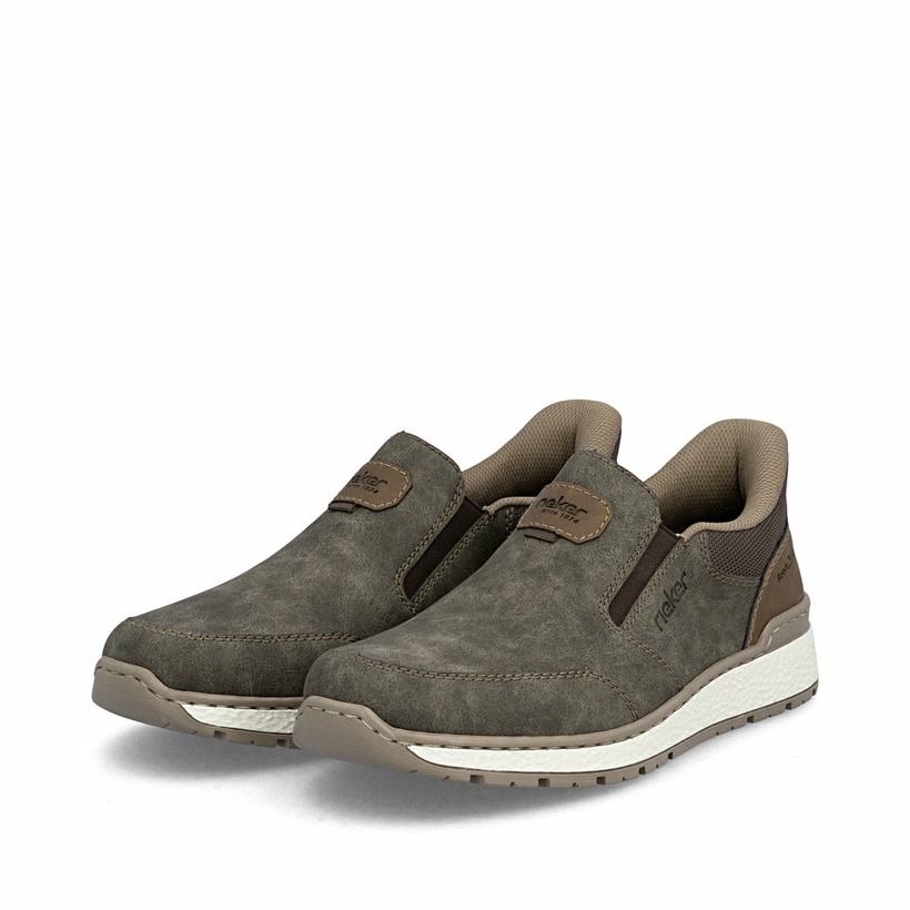 Braungraue Rieker Herren Slipper B9057-25 mit einem Gummizug sowie Extraweite H. Schuhpaar seitlich schräg.